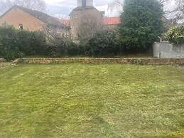 Charming House With Garden - Sleeps 6 & Parking