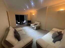 Charming House With Garden - Sleeps 6 & Parking