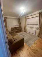 Charming House With Garden - Sleeps 6 & Parking