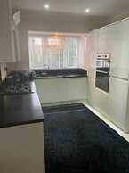 Charming House With Garden - Sleeps 6 & Parking