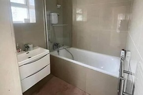 Charming House With Garden - Sleeps 6 & Parking