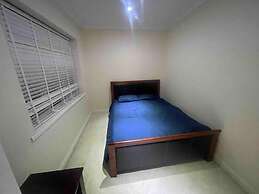 Charming House With Garden - Sleeps 6 & Parking