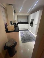 Charming House With Garden - Sleeps 6 & Parking