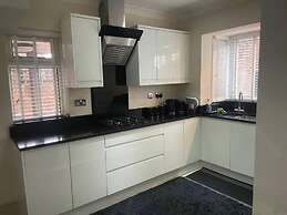 Charming House With Garden - Sleeps 6 & Parking