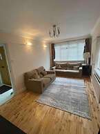 Charming House With Garden - Sleeps 6 & Parking