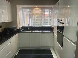 Charming House With Garden - Sleeps 6 & Parking