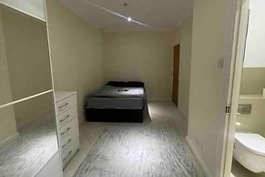 Charming House With Garden - Sleeps 6 & Parking