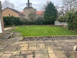 Charming House With Garden - Sleeps 6 & Parking