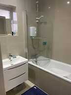 Charming House With Garden - Sleeps 6 & Parking