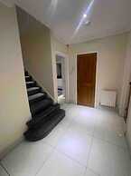 Charming House With Garden - Sleeps 6 & Parking