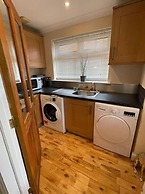 Charming House With Garden - Sleeps 6 & Parking