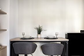 Sway - Chic 1-BR Apt & Balcony in Athens