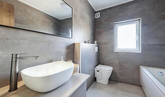 Villa Gariful - Sleeps 10 - Pool - Hottub - Petsok