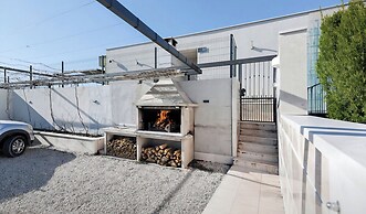 Villa Gariful - Sleeps 10 - Pool - Hottub - Petsok