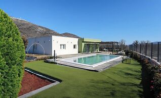 Villa Gariful - Sleeps 10 - Pool - Hottub - Petsok