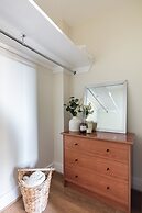 Charming 1BR Near Tower Bridge Walks