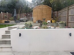 High Wycombe - 1bed Apartment - Sleeps 3 - Parking