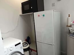 High Wycombe 1-bed Apt, Sleeps 3 & Private Parking