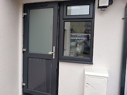 High Wycombe - 1bed Apartment - Sleeps 3 - Parking