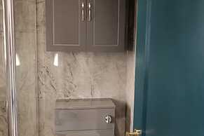 High Wycombe - 1bed Apartment - Sleeps 3 - Parking