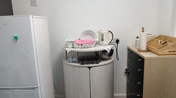 High Wycombe 1-bed Apt, Sleeps 3 & Private Parking