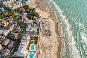 Fantastic Flat With Pool View Just Steps From the sea