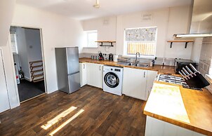 3 Bed Home - Sleeps 8 - Stoke City fc - Parking