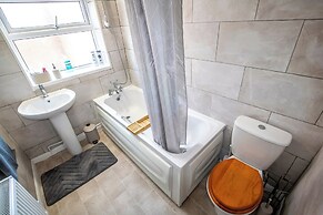 3 Bed Home - Sleeps 8 - Stoke City fc - Parking