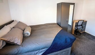 3 Bed Home - Sleeps 8 - Stoke City fc - Parking