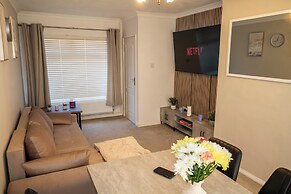 3 Bed Home - Sleeps 8 - Stoke City fc - Parking