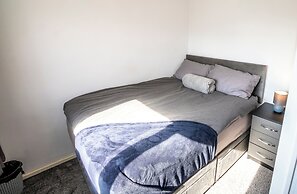 3 Bed Home - Sleeps 8 - Stoke City fc - Parking