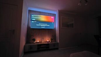 3 Bed Home - Sleeps 8 - Stoke City fc - Parking