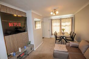 3 Bed Home - Sleeps 8 - Stoke City fc - Parking
