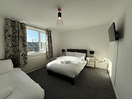 Large and Peaceful 4-bedroom House in Bridgend