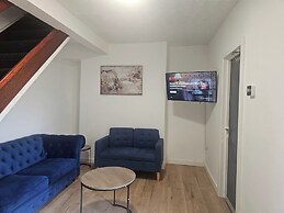 Large and Peaceful 4-bedroom House in Bridgend