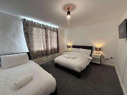 Large and Peaceful 4-bedroom House in Bridgend