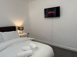 Large and Peaceful 4-bedroom House in Bridgend