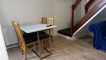 Large and Peaceful 4-bedroom House in Bridgend