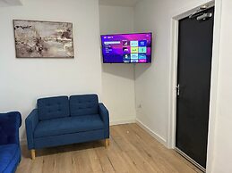 Large and Peaceful 4-bedroom House in Bridgend