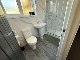 Large and Peaceful 4-bedroom House in Bridgend