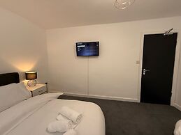 Large and Peaceful 4-bedroom House in Bridgend