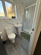 Large and Peaceful 4-bedroom House in Bridgend