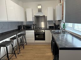 Large and Peaceful 4-bedroom House in Bridgend