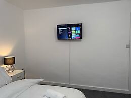 Large and Peaceful 4-bedroom House in Bridgend