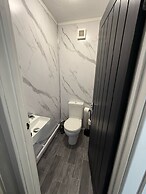 Large and Peaceful 4-bedroom House in Bridgend