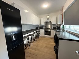 Large and Peaceful 4-bedroom House in Bridgend