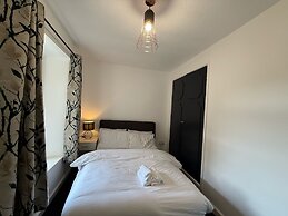 Large and Peaceful 4-bedroom House in Bridgend