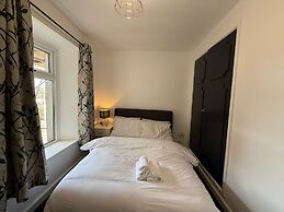 Large and Peaceful 4-bedroom House in Bridgend