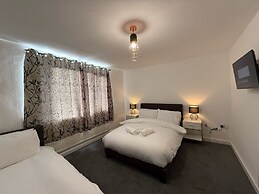 Large and Peaceful 4-bedroom House in Bridgend