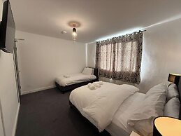 Large and Peaceful 4-bedroom House in Bridgend